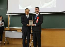認定証を受け取る松永情報科学センター長
