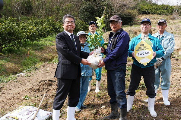 目録と苗木の贈呈