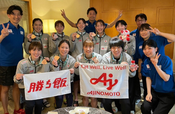 上：「ビクトリープロジェクト®」ディレクター　上野　祐輝 中央：バドミントン日本代表 左右：「ビクトリープロジェクト®」スタッフ