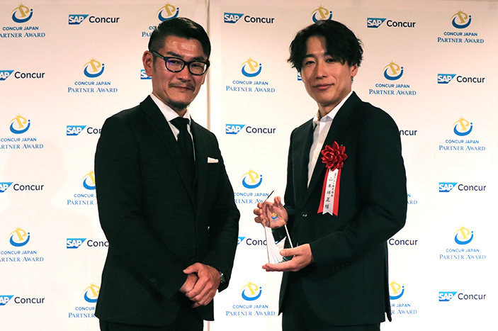 　左から、株式会社コンカー 代表取締役社長　橋本 祥生様、 　　　　　　　　　　　　　　　　　　　　　　　　　　　　　当社 執行役員 ソリューション事業本部長　山本 祥正